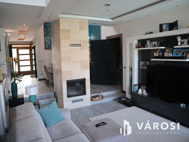 Újszeged csendes utcájában Exkluzív családi ház!