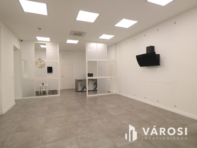 Impozáns üzlethelyiség szeged belvárosában.