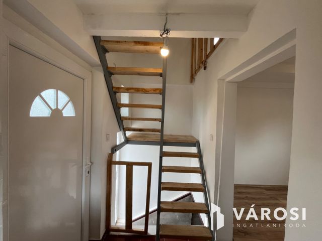 Debreceni csinos kis ház, aszfalt és busz közelében eladó!