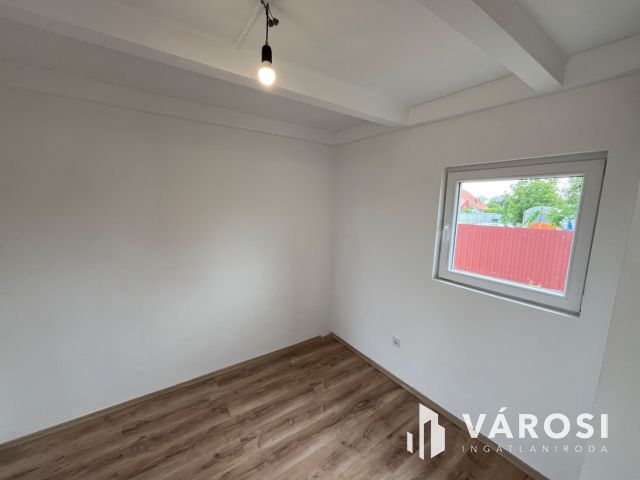 Debreceni csinos kis ház, aszfalt és busz közelében eladó!