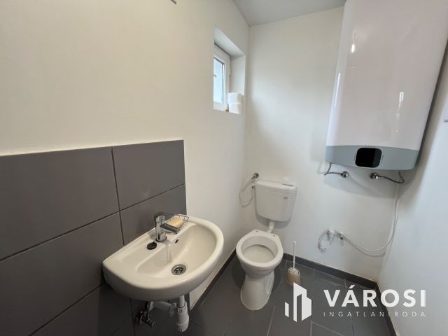 Debreceni csinos kis ház, aszfalt és busz közelében eladó!