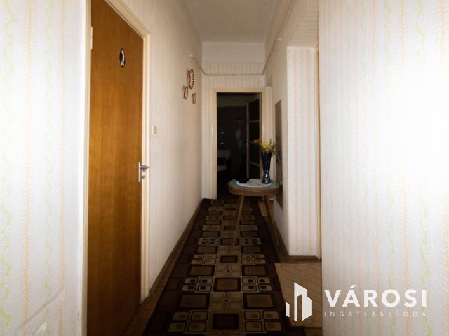 Bútorozott családi ház Mezőhegyes központjában