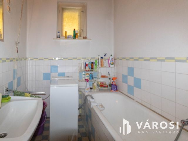 Bútorozott családi ház Mezőhegyes központjában