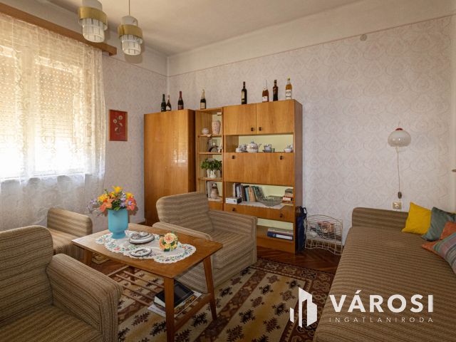 Bútorozott családi ház Mezőhegyes központjában