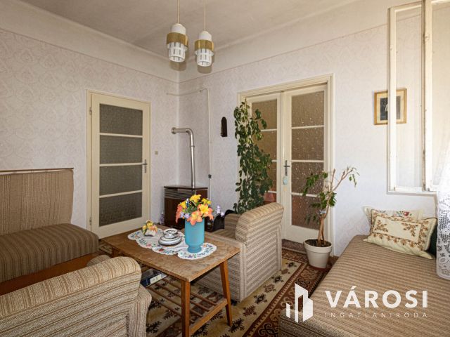 Bútorozott családi ház Mezőhegyes központjában