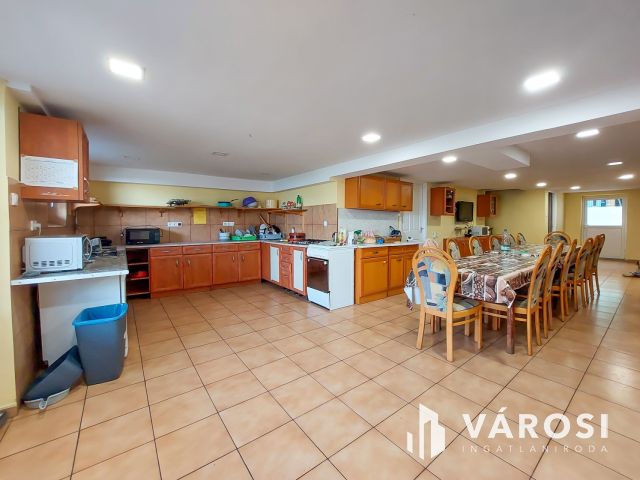 Eladó sok szobás családiház Velencén