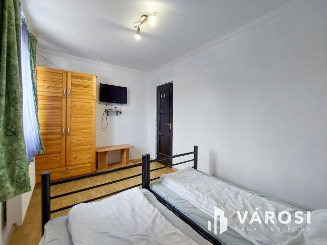 Eladó sok szobás családiház Velencén