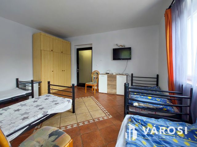 Eladó sok szobás családiház Velencén