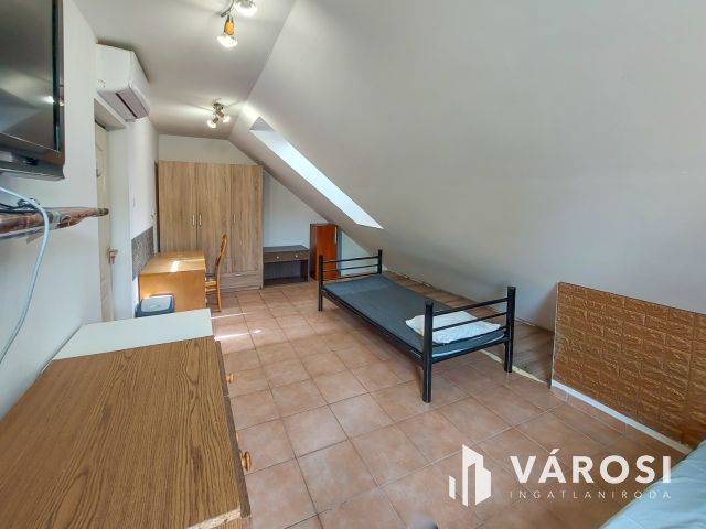 Eladó sok szobás családiház Velencén