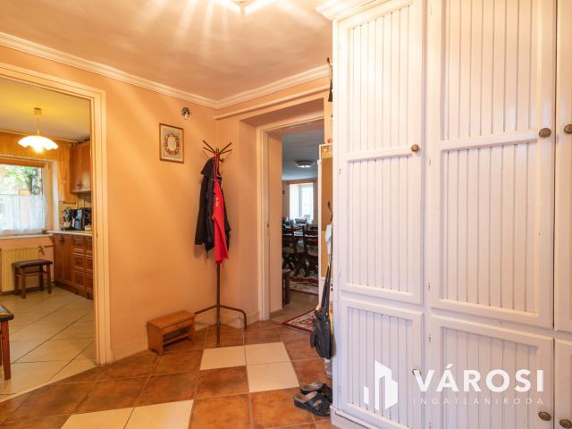 Nagy ház több garázzsal, még több lehetőséggel!