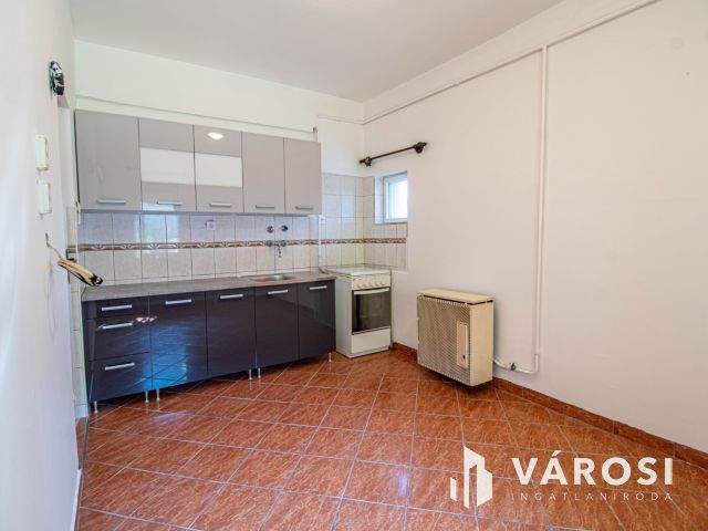 Belváros közeli udvari lakás zöld területtel, 2 garázzsal