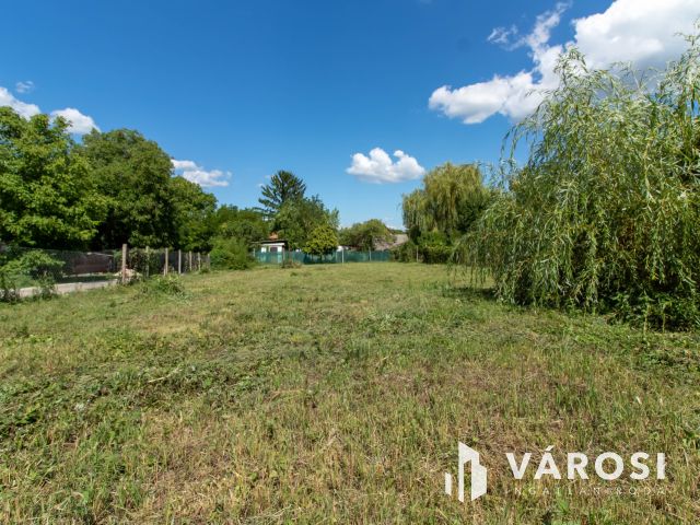 Saroktelek, fejlődő lakókörnyezetben Tinnyén eladó !