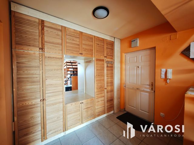 Debrecen belvárosi garázsos tégla lakás eladó