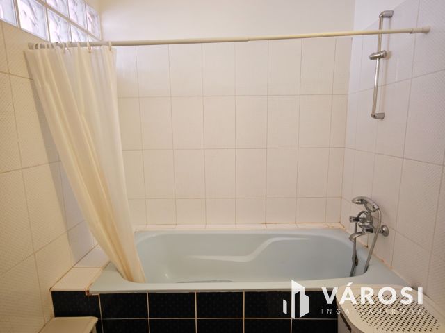 Debrecen belvárosi garázsos tégla lakás eladó