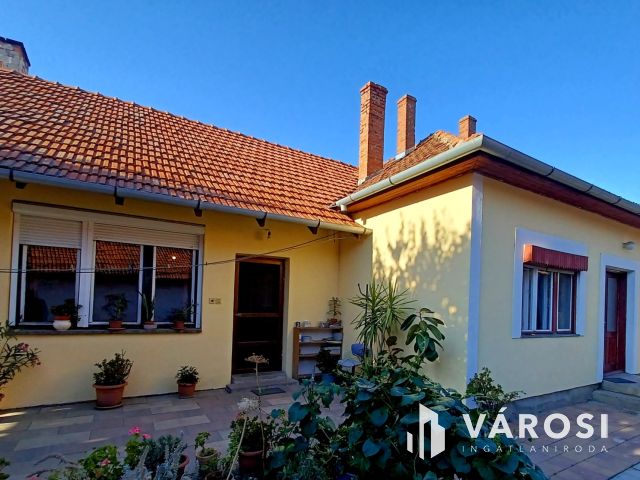 Családi ház gazdálkodásra alkalmas területtel