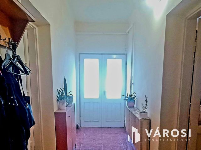 Családi ház gazdálkodásra alkalmas területtel