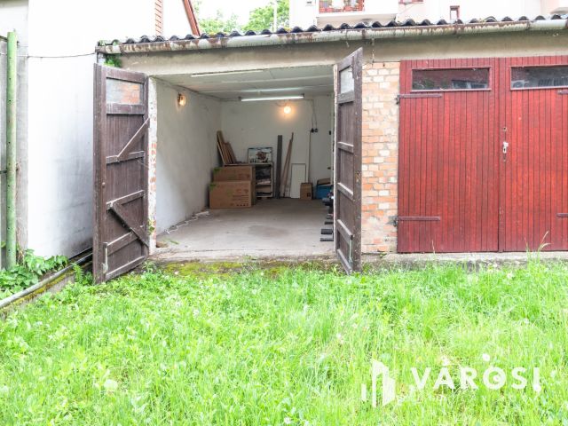 Alsóváros, első emelet, két szoba