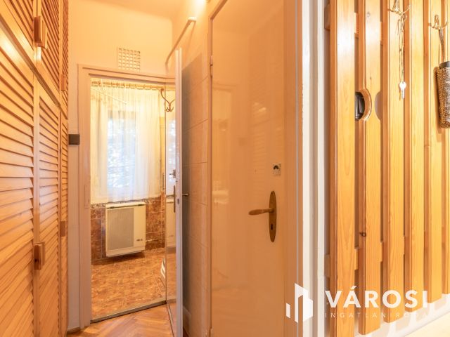 Alsóváros, első emelet, két szoba