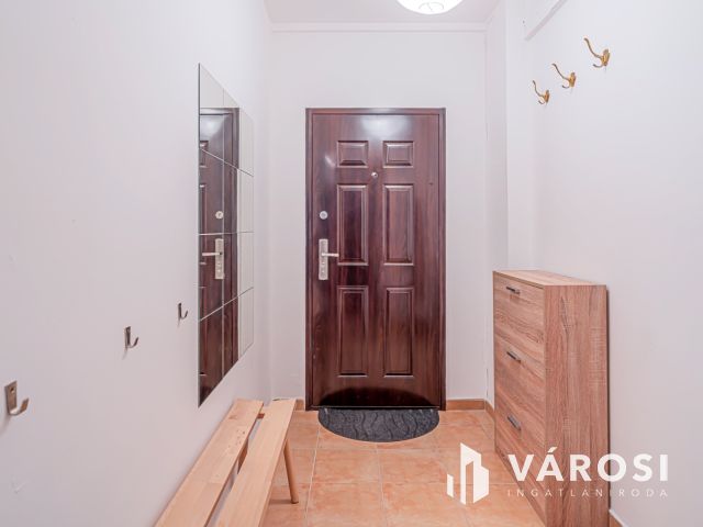 3 különnyíló szobás, panelprogramos lakás - felső szinten