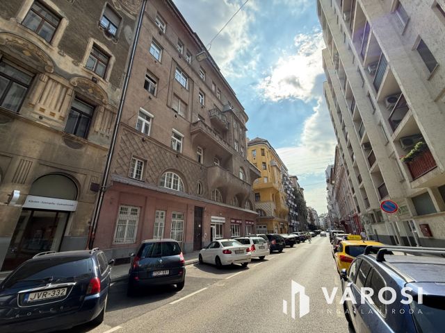 Galériás okosotthon eladó a körúthoz közel!