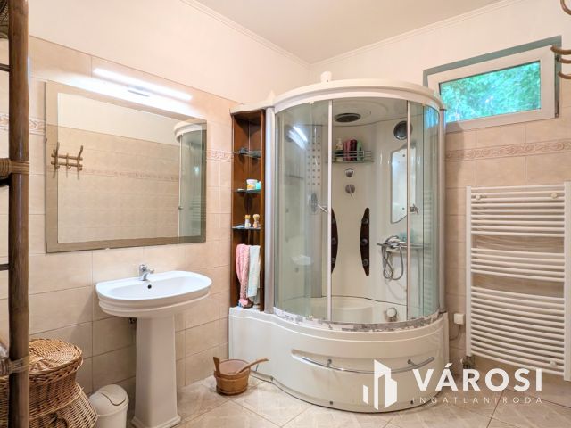 Nappali, 4 szoba, 2 fürdő,nyári lak, medence!