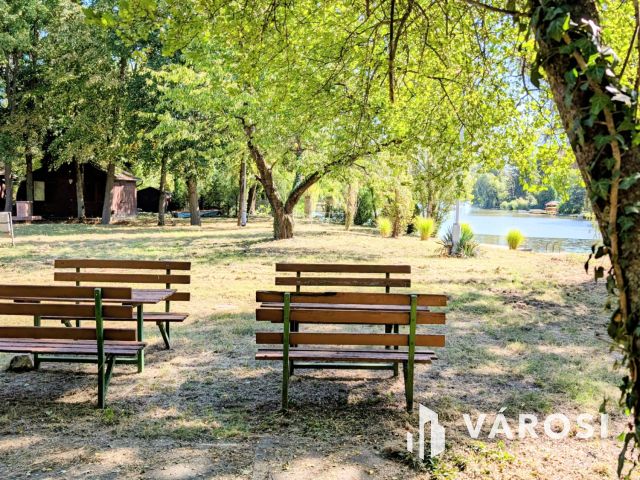 Nagy vízparti telek épületekkel a Kákafoki holtágon!