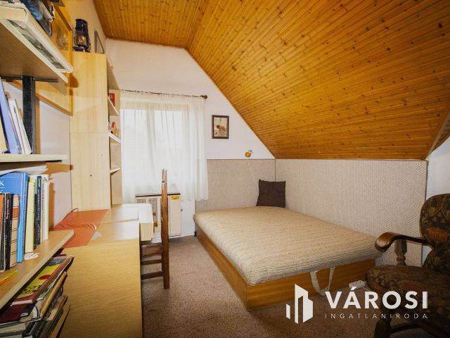 Napelemes, 2 szintes családi ház, haszonélvezettel Gyulán