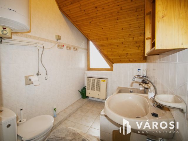 Napelemes, 2 szintes családi ház, haszonélvezettel Gyulán