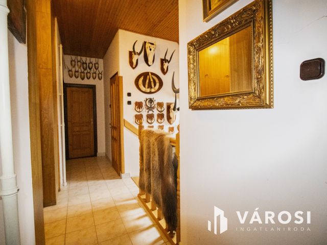 Napelemes, 2 szintes családi ház, haszonélvezettel Gyulán