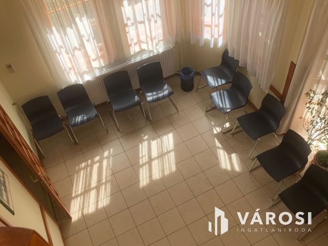 Csigekertben  , rendelőnek is alkalmas , családi ház eladó.