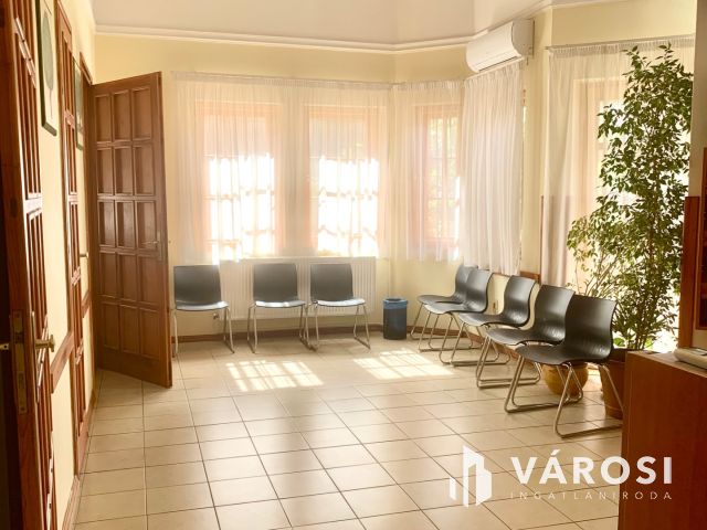 Csigekertben  , rendelőnek is alkalmas , családi ház eladó.