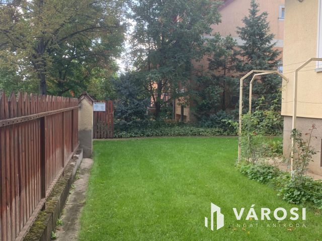 Csigekertben  , rendelőnek is alkalmas , családi ház eladó.