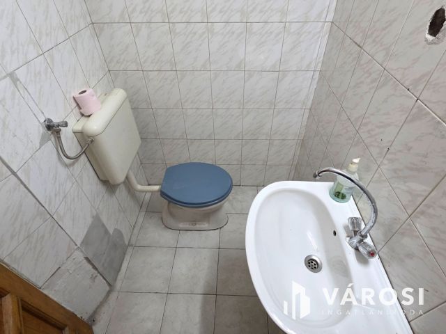 Utcai bejáratos, fém galériás iroda eladó