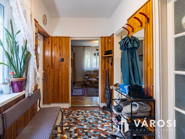 Ikerházfél, takaros kerttel Óbudán