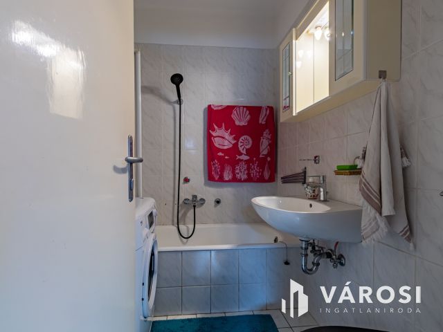 Ikerházfél, takaros kerttel Óbudán