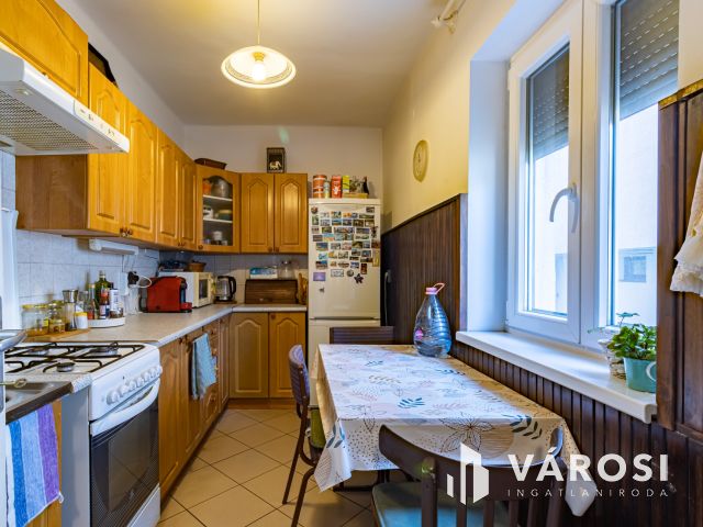 Ikerházfél, takaros kerttel Óbudán