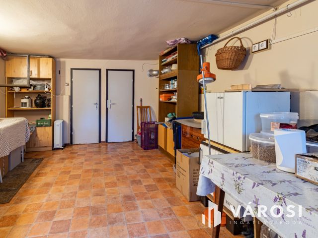 Ikerházfél, takaros kerttel Óbudán