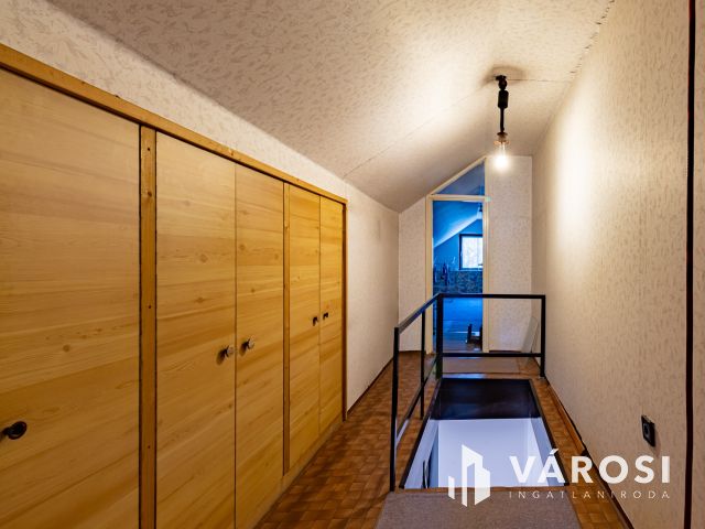 Ikerházfél, takaros kerttel Óbudán