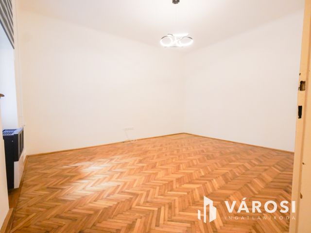 Remek elhelyezkedéssel a Váralja utcában!