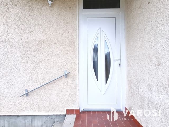 Vízpart közeli telken, kiváló szerkezetű tégla ház eladó