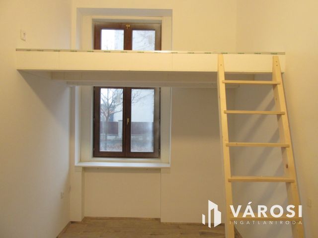 Nagypolgári ház társasházi lakásokká alakítva