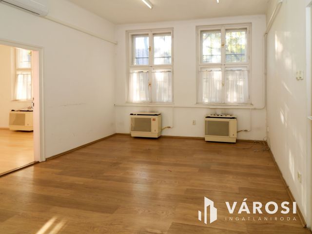 Eladó iroda Békéscsaba belvárosában – két parkolóhellyel!