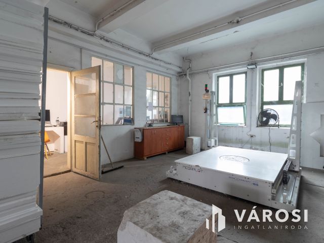 3018 m2-es raktár eladó a XXI. ker-ben, Csepel ipari részén