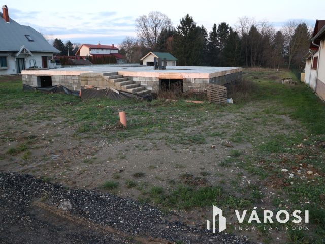 Egyházashollós házalap készen 120m2 közművekkel telek1800m2