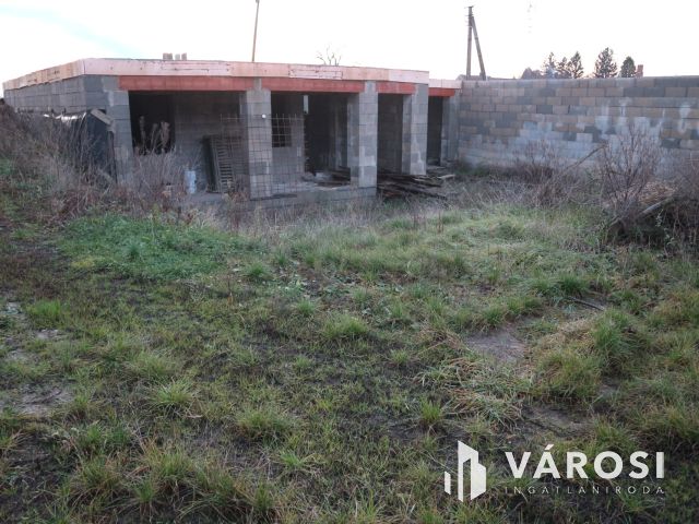 Egyházashollós házalap készen 120m2 közművekkel telek1800m2