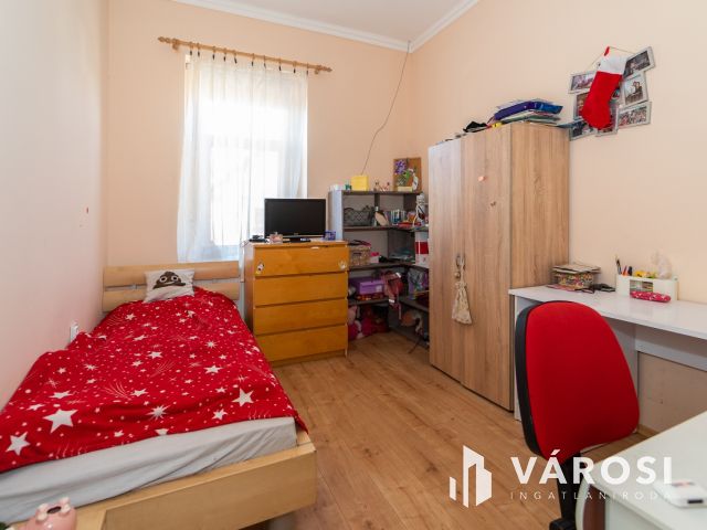 Vámospércs jó részén 5 szoba nappalis családi ház eladó!