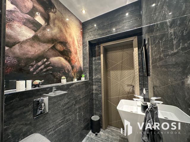 Zeneakadémiával szemben luxuslakás eladó!