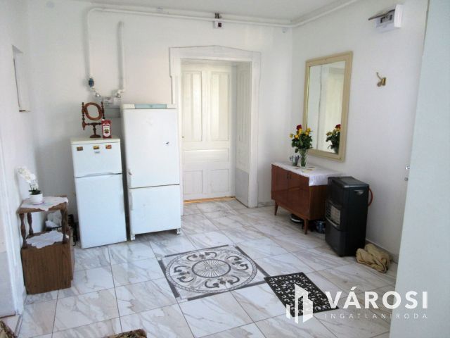 Kistelek központjában családi ház