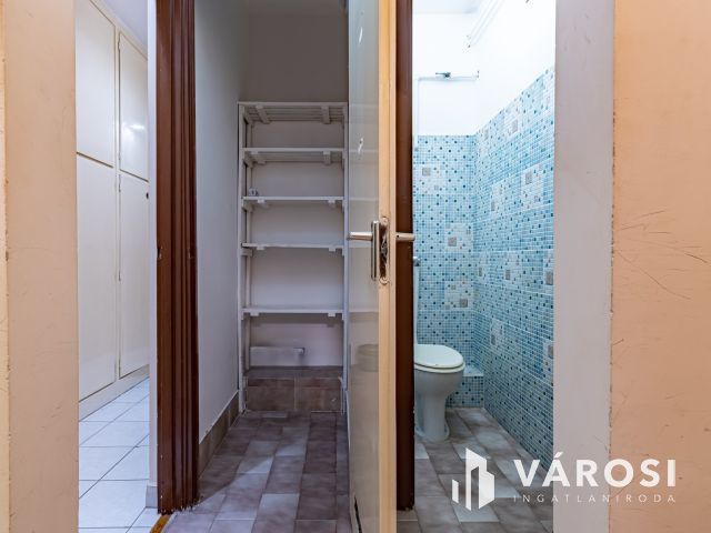 Nagy Lajos király útján, földszinti panellakás eladó