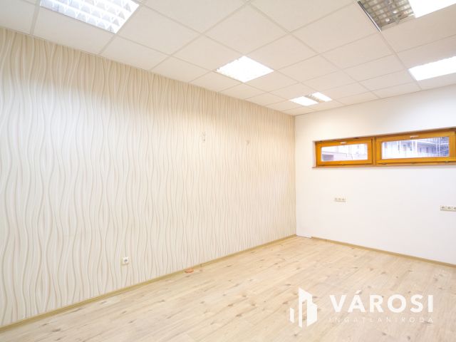 75 m2-es, sok funkciós belvárosi üzlethelyiség kiadó